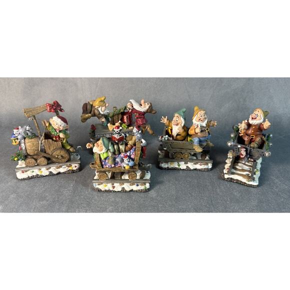 Disney Snow White And The Seven Dwarfs Christmas Train Set Danbury Mint 5 Cars - Picture 1 of 16